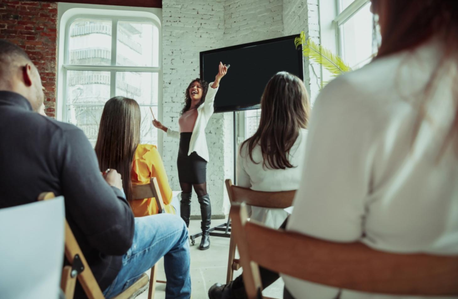 Espace de formation moderne avec participants travaillant sur des analyses financières